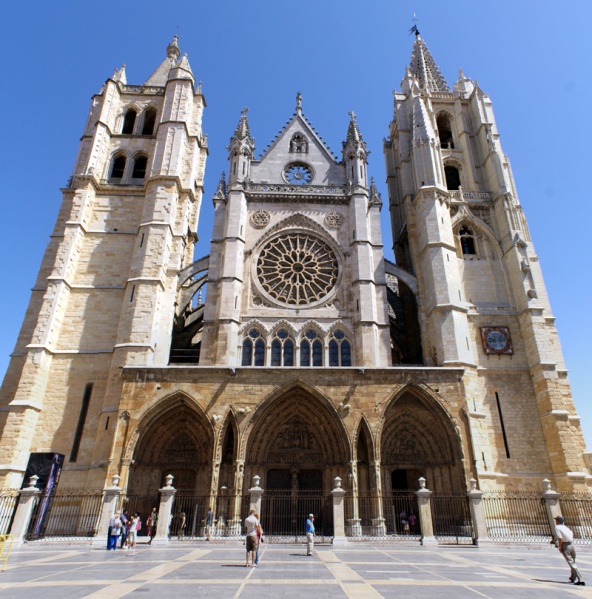Imagen:Catedral de León.jpg